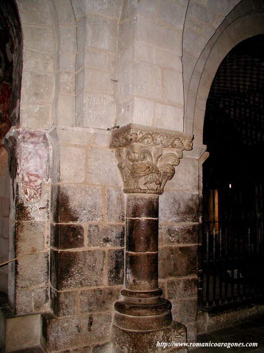 DETALLE DE LA COLUMNA CON EL CAPITEL DE LAS AVES